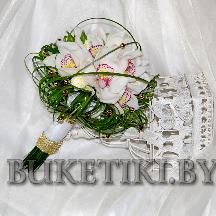 Букет из орхидей и зелени берграсса.